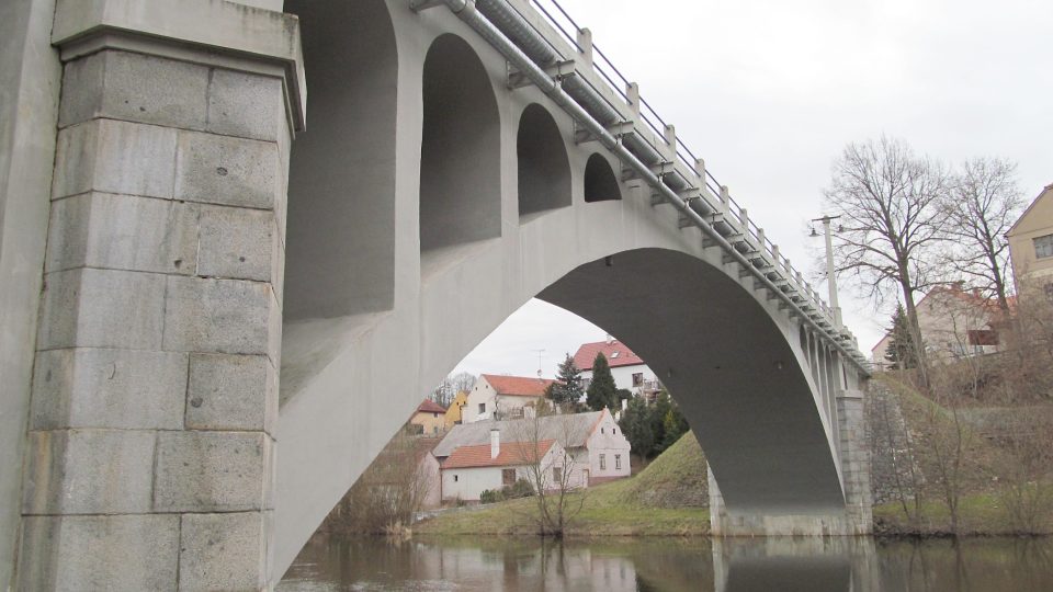 Hlavní mostní oblouk Čapkova mostu v Doudlebech