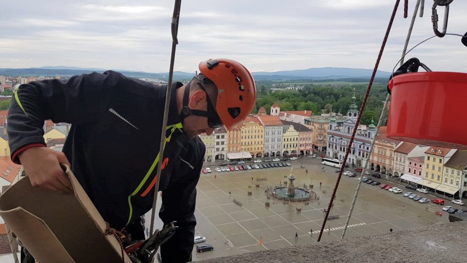 Horolezci natírají ciferníky na Černé věži v Českých Budějovicích