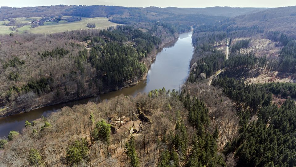 Zřícenina Karlův hrádek leží v lese u řeky Vltavy na Českobudějovicku