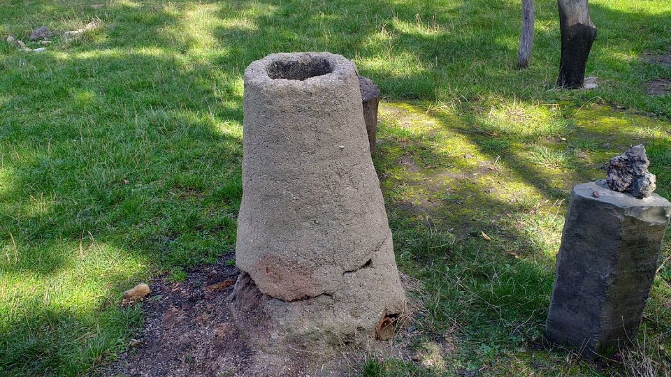 V Archeoskanzenu Březno jsou představeny i první pokusy o tavbu železné rudy | foto: Stanislava Brádlová, Český rozhlas V Archeoskanzenu Březno jsou představeny i první pokusy o tavbu železné rudy