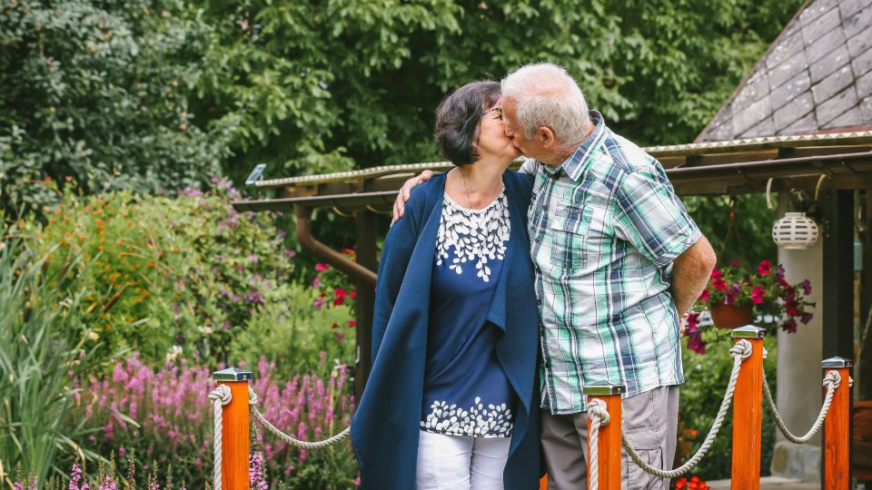 Hana a Jiří Hrobařovi si projevují něžnosti dodnes | foto: Jana Volková Hana a Jiří Hrobařovi si projevují něžnosti dodnes