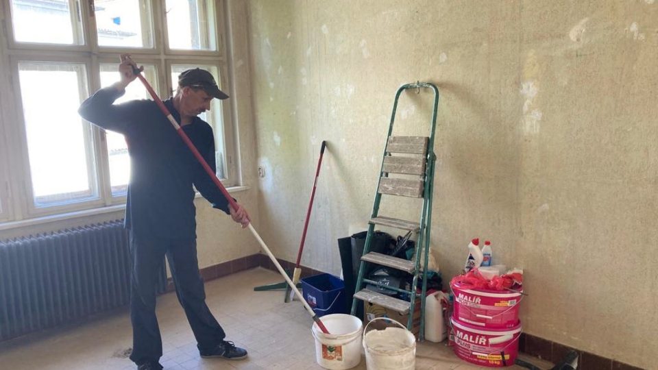 Třiašedesátiletý Sergej pomáhá upravit nevyužívanou budovu v Kestřanech na byty pro ukrajinské uprchlíky