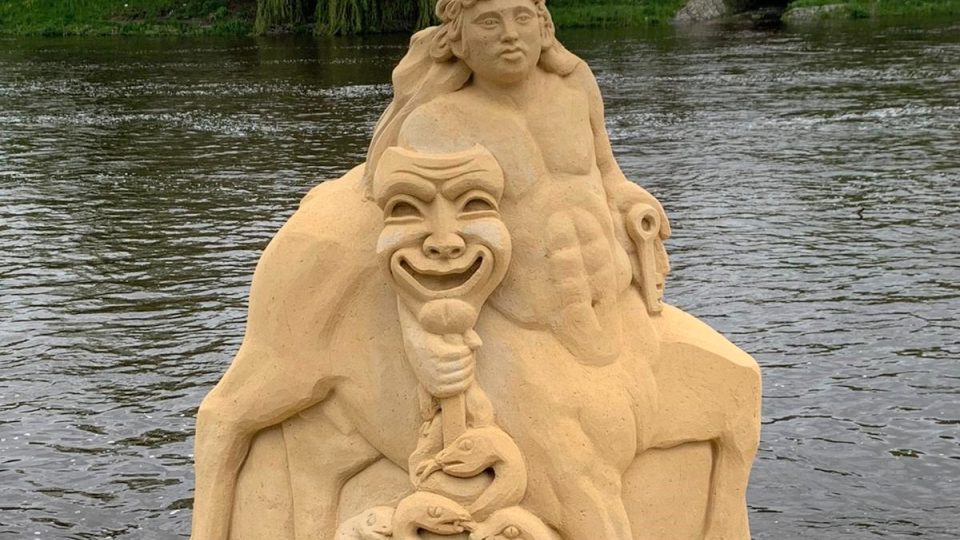 Obří sochy z písku na náplavce řeky Otavy v Písku