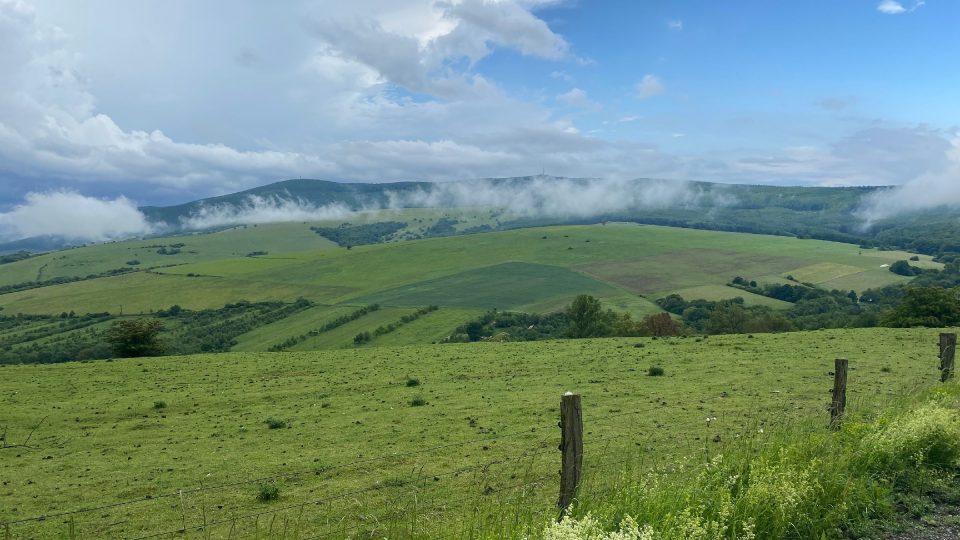 Za oparem pozorujeme celou Velkou Javořinu