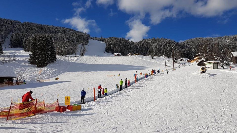 Rakouské Alpy hlásí nejvíc sněhu za posledních 13 let. Poté, co v horách přestalo sněžit a svítí sluníčko, je otevřená většina skiareálů, například nad vesničkou Gosau