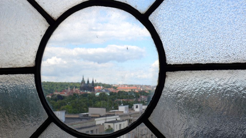 Pohled z arkýřového okna směrem k Pražskému hradu