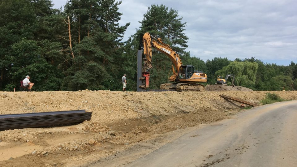 V obci Stará Hlína na Třeboňsku staví protipovodňovou hráz podél řeky Lužnice. Náklady jsou 64 milionů