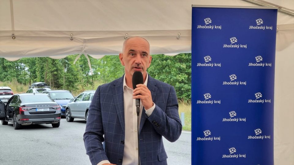 Zahájení rekonstrukce silnice mezi Dačicemi a Slavonicemi na Jindřichohradecku, na snímku hejtman Martin Kuba