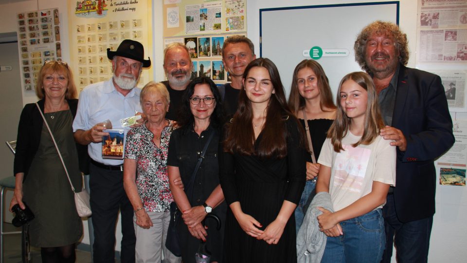 Vernisáže výstavy kreseb Jaroslava Kerlese se zúčastnila celá rodina kreslíře