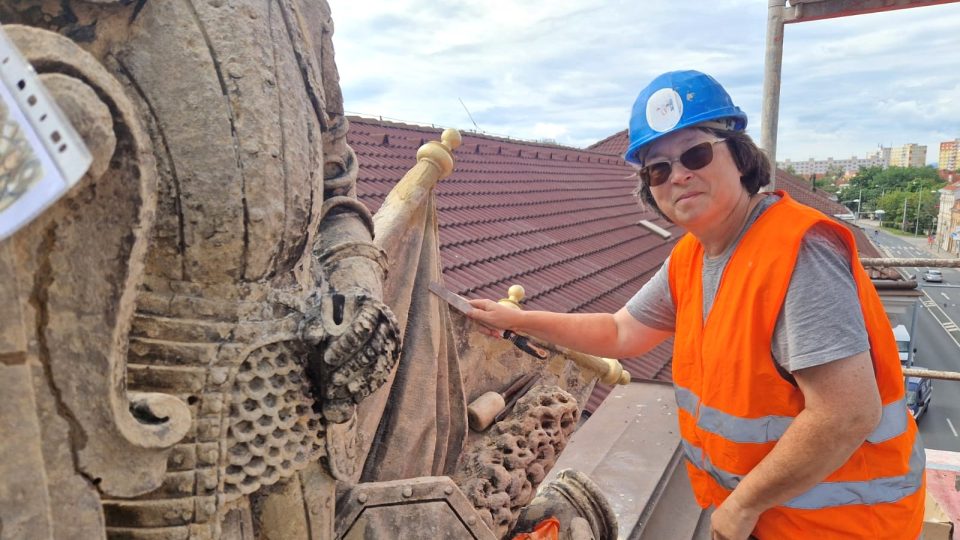 Čtyřmetrový historický znak královského města České Budějovice na střeše bývalých dělostřeleckých kasáren obnovují restaurátoři