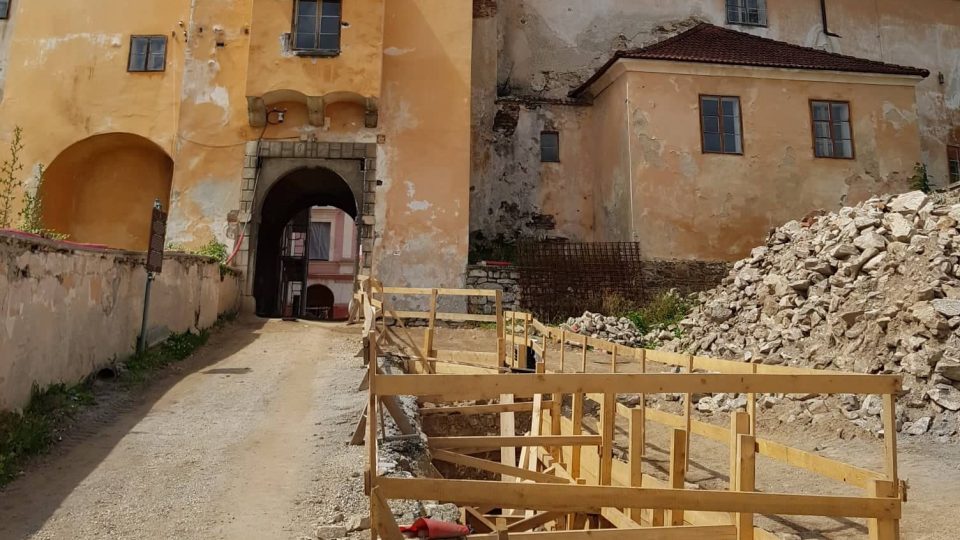 Památkáři začali s rozsáhlou rekonstrukcí zámku ve Vimperku na Prachaticku. Objekt převzali v roce 2015 v havarijním stavu
