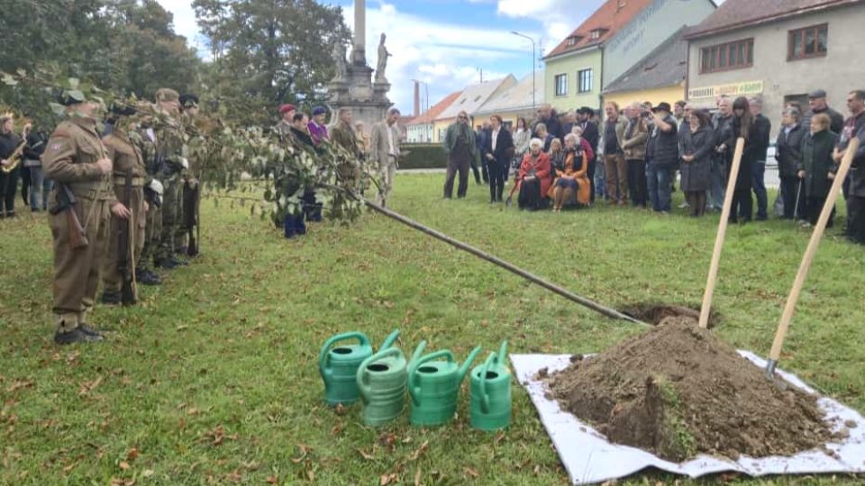 Pietní akt a zasazení pamětní lípy v Dačicích, která připomíná generálmajora in memoriam Františka Skokana
