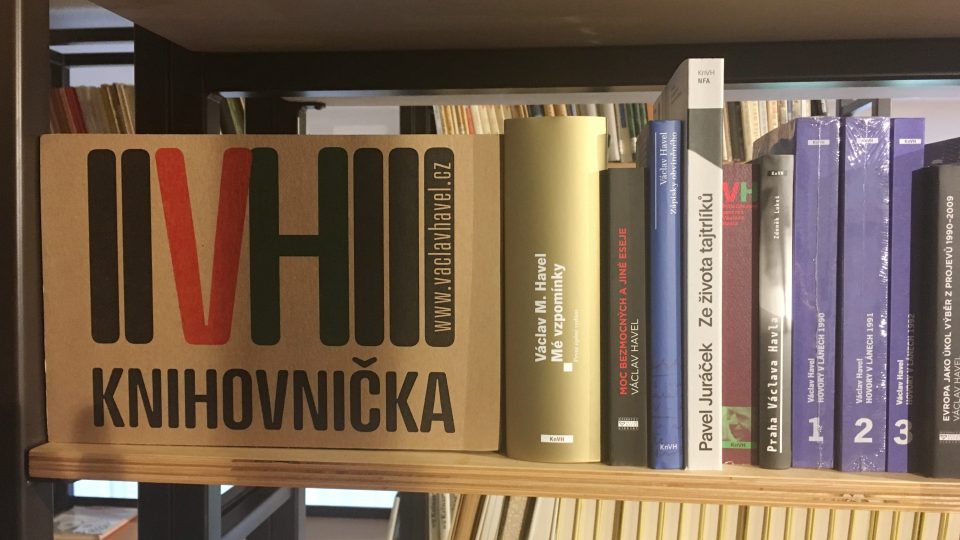 Na třeboňském gymnáziu odhalili Knihovničku Václava Havla. Jihočeská škola se k projektu připojila jako úplně první v republice