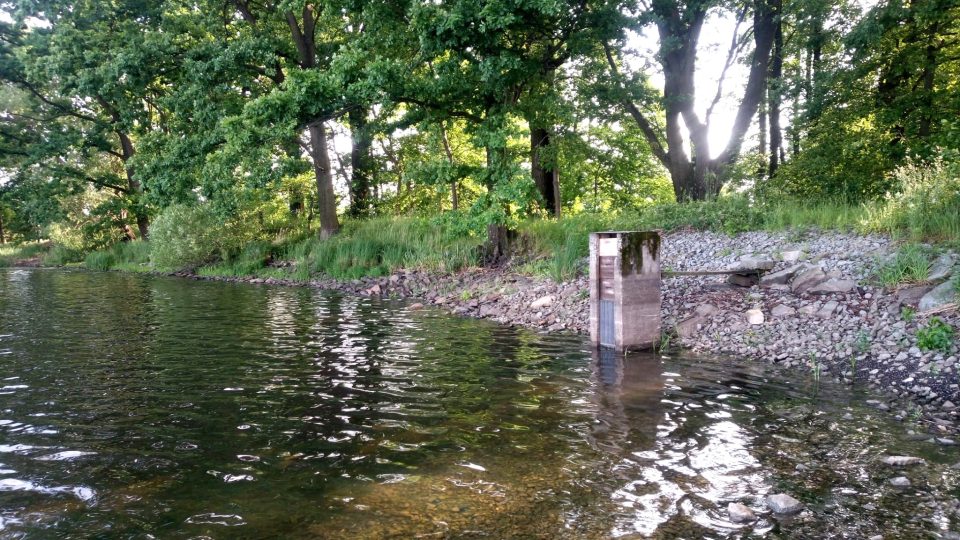 Hlibeňský rybník na Strakonicku. Po suché zimě klesla hladina vody, což zasahuje do hospodaření rybářů