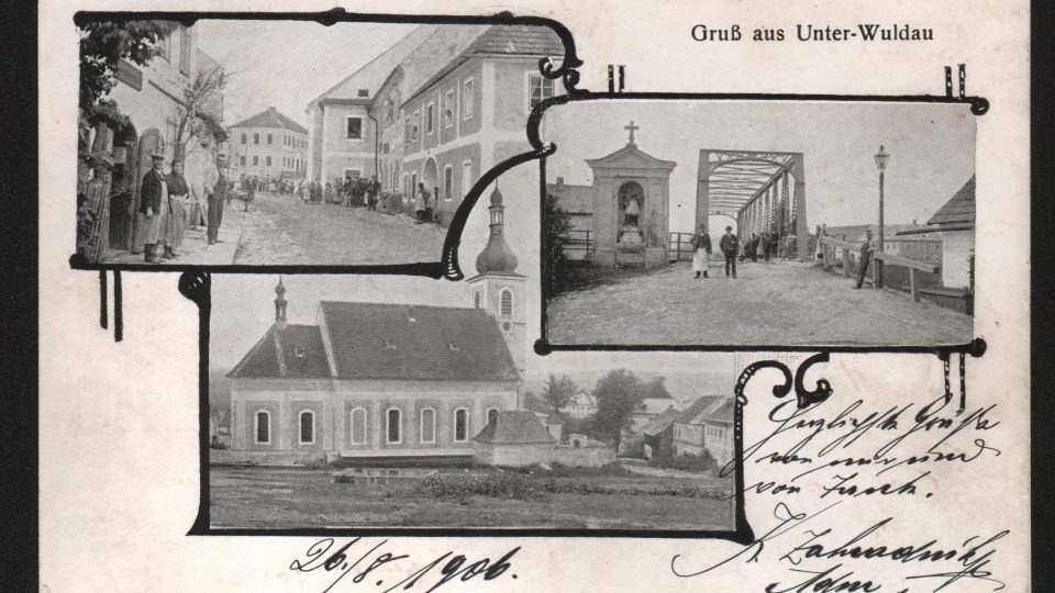 Okénková pohlednice Dolní Vltavice – ulice, železný most přes Vltavu, kostel sv. Linharta. Odeslána 26. srpna 1906