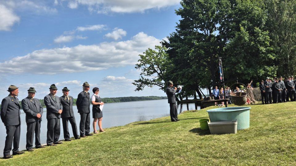 Pasování rybářů na břehu rybníka Rožmberk | foto: Eva Musterová Marvanová, Český rozhlas Pasování rybářů na břehu rybníka Rožmberk