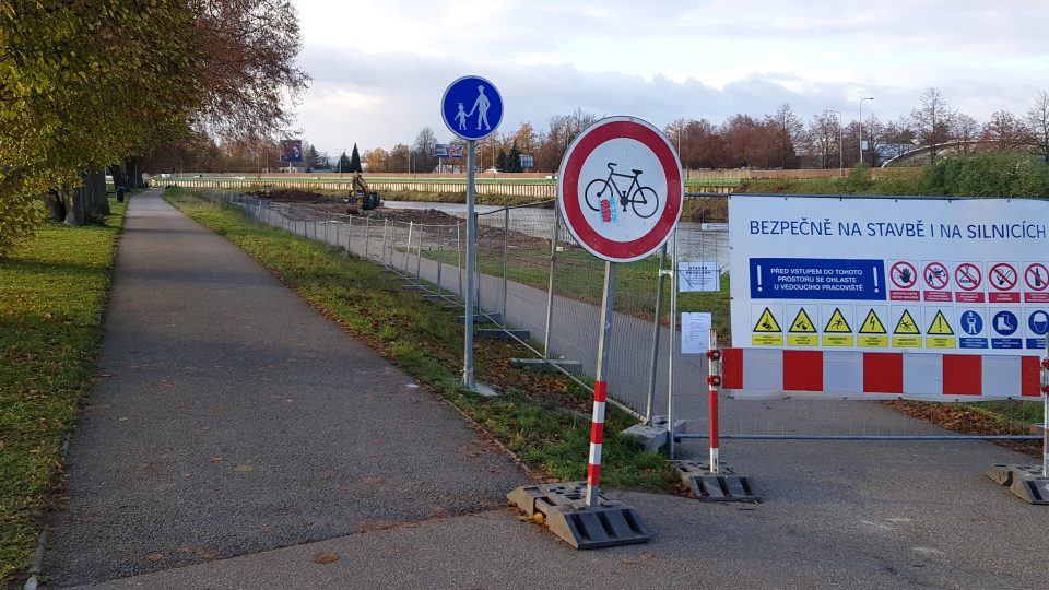 Cyklostezka na Jiráskově nábřeží v Českých Budějovicích je kvůli stavbě Slunečního ostrova uzavřená, cyklisté musí na silnici