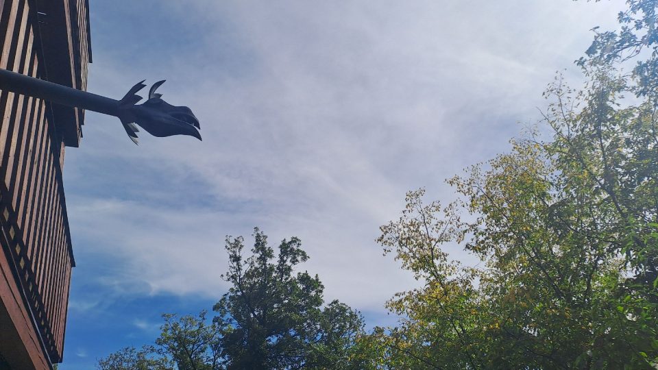 Okap na rozhledně má tvar dračí hlavy