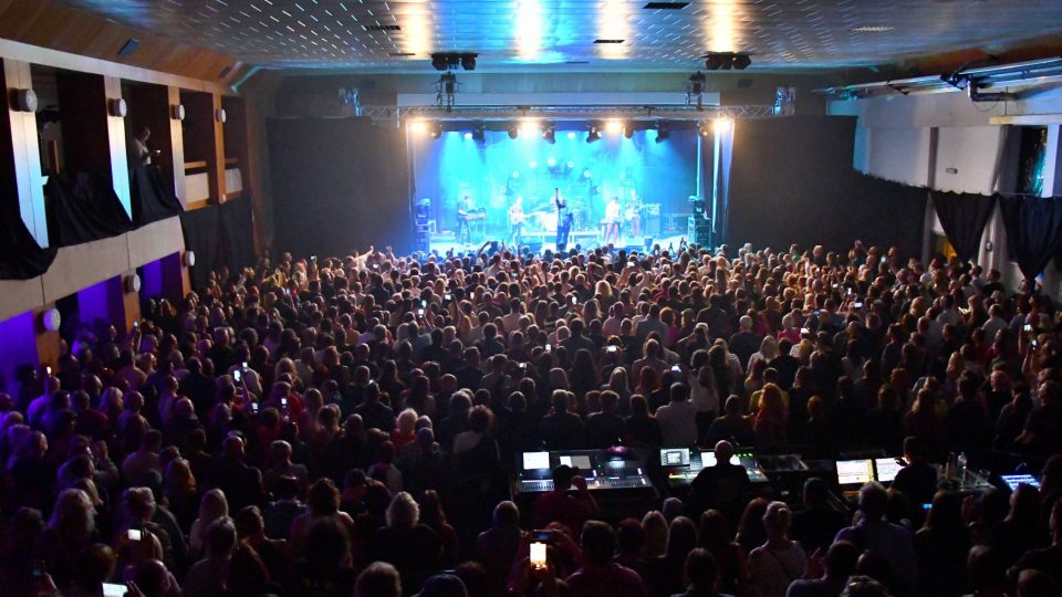 Zaplněný sál při koncertu Mig 21 na Slavonice Festu