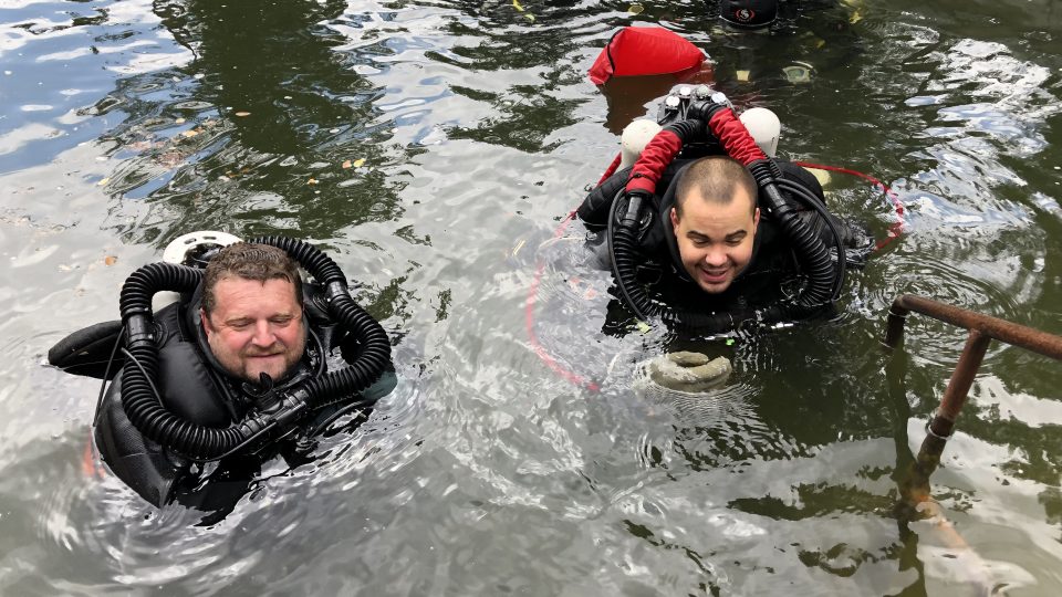 Potápěči David Vondrášek a Václav Gabriel překonali rekord v délce pobytu pod vodní hladinou. Ve speciální kabině ponořené v desetimetrové hloubce žili týden