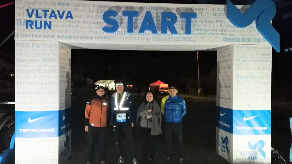 Extrémního závodu Vltava Run, při němž běžci musí zdolat 360 kilometrů, se účastní tým Českého rozhlasu České Budějovice