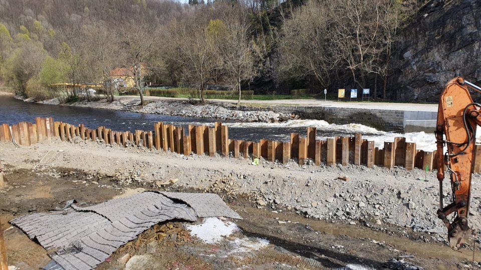 Stavba malé vodní elektrárny u Papouščí skály před Českým Krumlovem