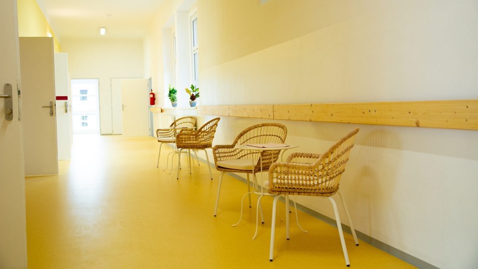Sociální zařízení Kotva v areálu strakonické nemocnice nabízí domov se speciálním režimem desítkám osob s Alzheimerem, jinou demencí nebo se zdravotním postižením
