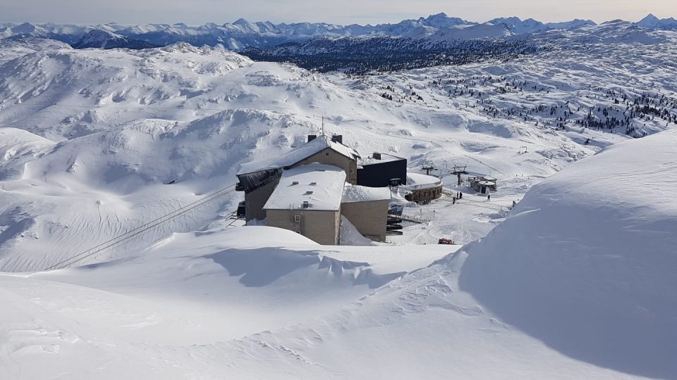 V rakouském skiareálu Krippenstein leží extrémní množství sněhu, nejvíc za posledních třináct let