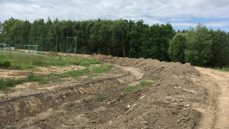 V obci Stará Hlína na Třeboňsku staví protipovodňovou hráz podél řeky Lužnice. Náklady jsou 64 milionů