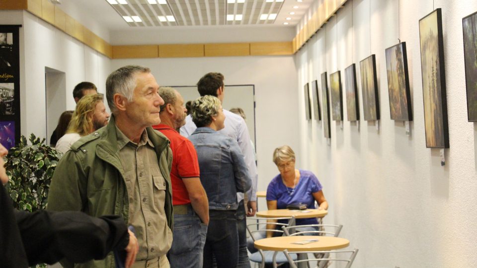 V Českém rozhlase České Budějovice začala výstava fotografií z nové knihy Pralesy Šumavy, kterou vydal Národní park Šumava