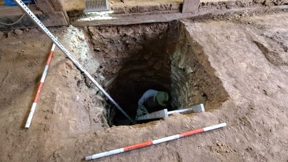 Průzkum středověké studny, kterou archeologové objevili v budově muzea ve Volyni