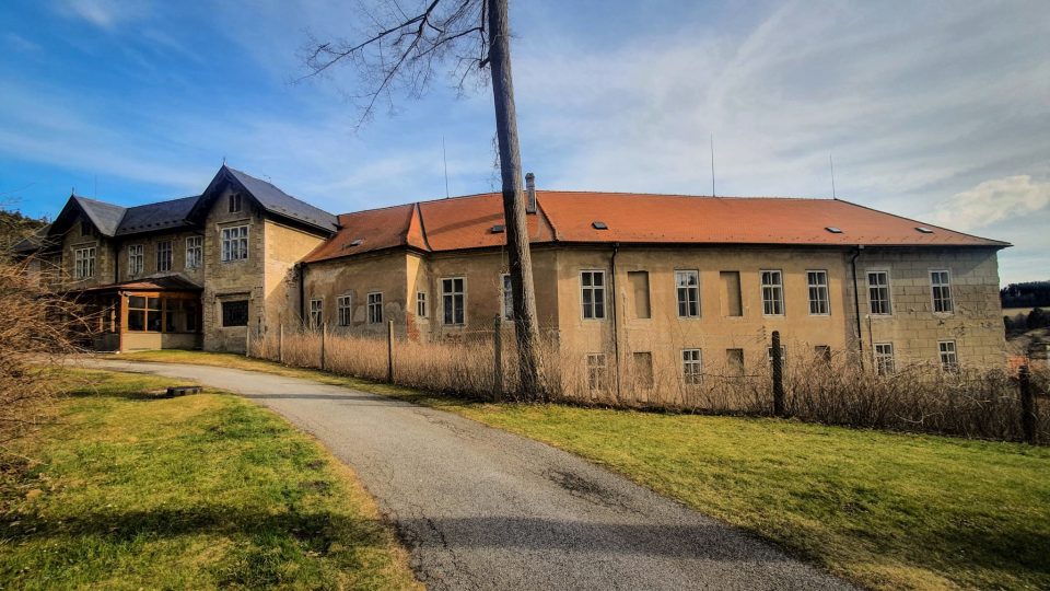 V areálu horního zámku v Rožmberku nad Vltavou našlo zázemí téměř sto ukrajinských matek s dětmi