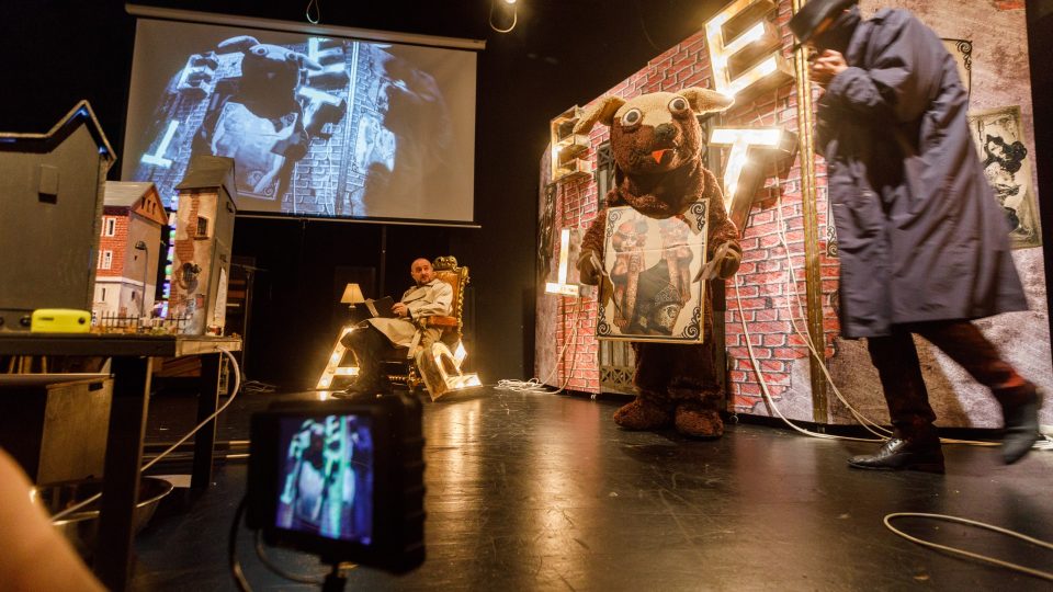 Malé divadlo v Českých Budějovicích uvádí novou hru pro teenagery s názvem Invisible Man. Příběh vypráví formou live-cinema