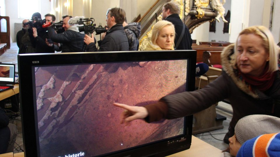 Archeologové zavedli kameru do nově objevené dutiny v kostele na Piaristickém náměstí v Českých Budějovicích. Jsou tu zřejmě uloženy ostatky Jindřicha Libraria, prvního převora dominikánského kláštera