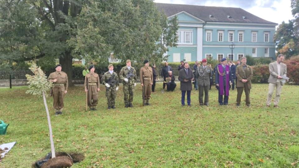Pietní akt a zasazení pamětní lípy v Dačicích, která připomíná generálmajora in memoriam Františka Skokana