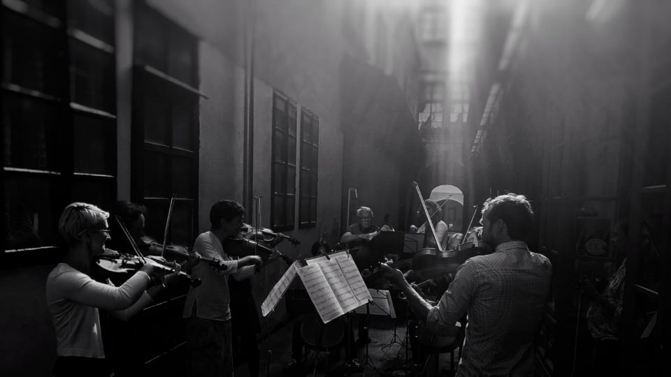 Krumlovský komorní orchestr zahrál kolemjdoucím v úzké uličce mezi Krajinskou a Českou ulicí v Českých Budějovicích