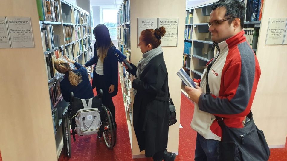 Díky projektu českobudějovické Arpidy Spolu do života chodí lidé s postižením vypomáhat do firem a organizací. Cílem je jejich začlenění do normálního života