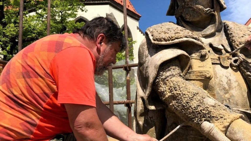 Restaurátoři obnovují sochu Jana Žižky na náměstí v Táboře