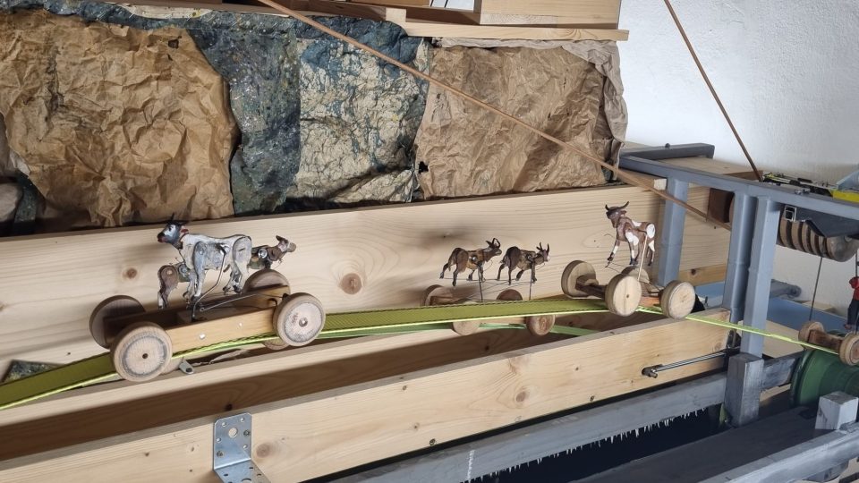 Krýzovy jesličky v Muzeu Jindřichohradecka, pohled zezadu na mechaniku, která uvádí  figurky do pohybu