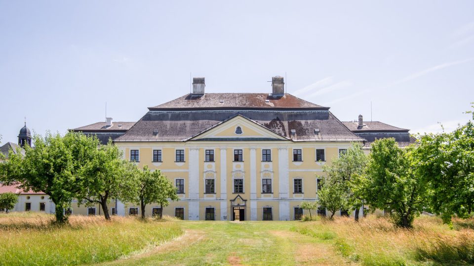 Zahradní průčelí budovy prelatury ve Žďáru nad Sázavou
