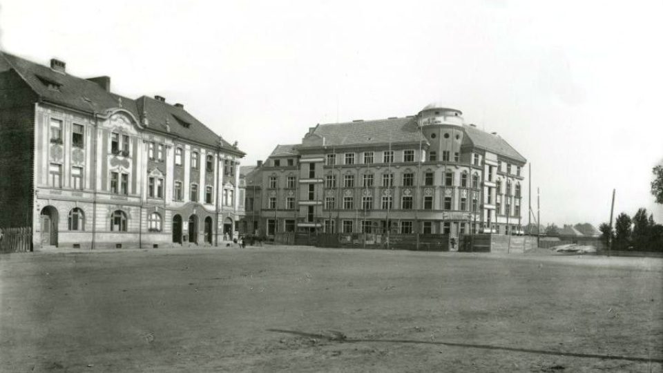 Pohled na Dům Charlotty Masarykové – právě probíhá dokončování stavby v roce 1923 Dům stojí v dnešní Štrossově ulici