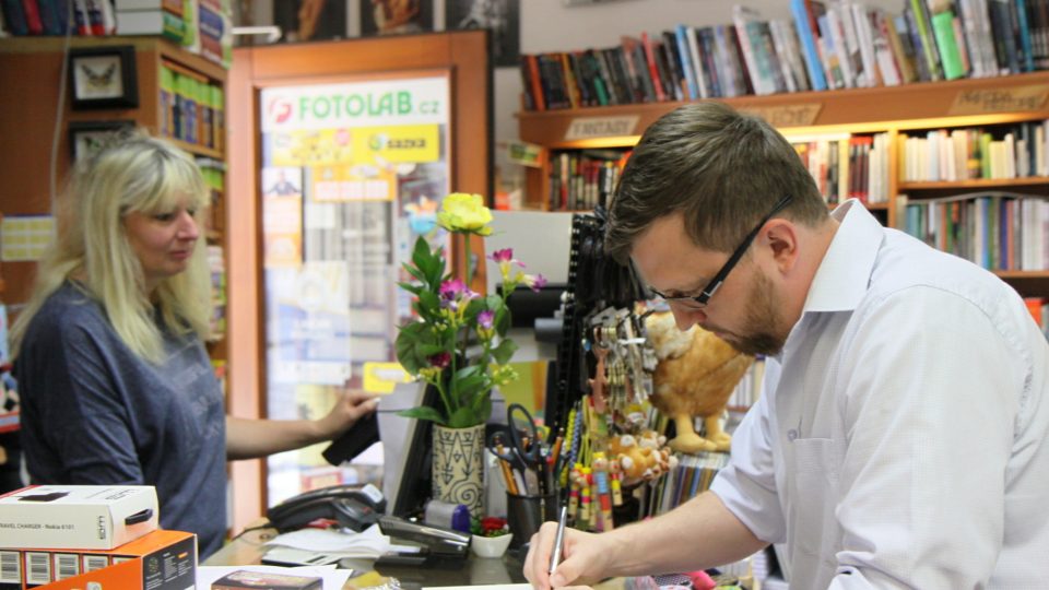 Tomáš Přibyl na autogramiádě ke své knize Pětidomí