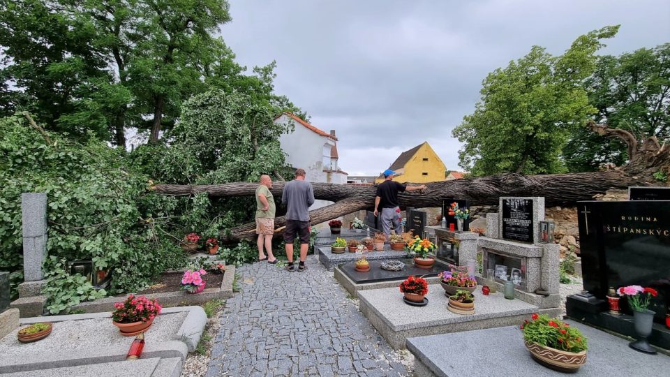 Následky bouřky v Pištíně na Českobudějovicku. Vítr shodil lípu na hřbitov, poškozených je několik hrobů