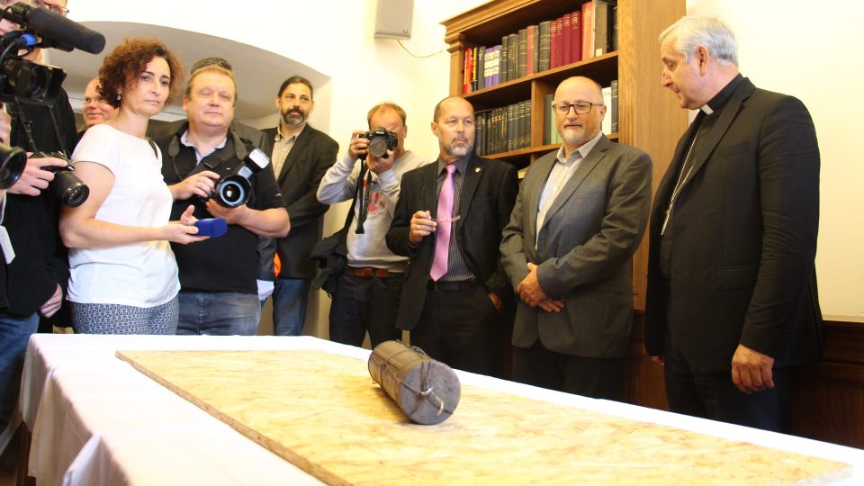Zástupci českobudějovického biskupství vyjmuli schránku se starými dokumenty z makovice klášterní věže na Piaristickém náměstí. Dostali se k ní po více než 80 letech při opravách kláštera