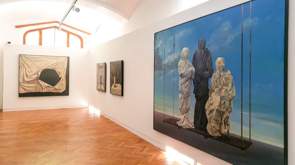 Výstava s názvem Senzační realismus v Alšově jihočeské galerii představuje díla Theodora Pištěka