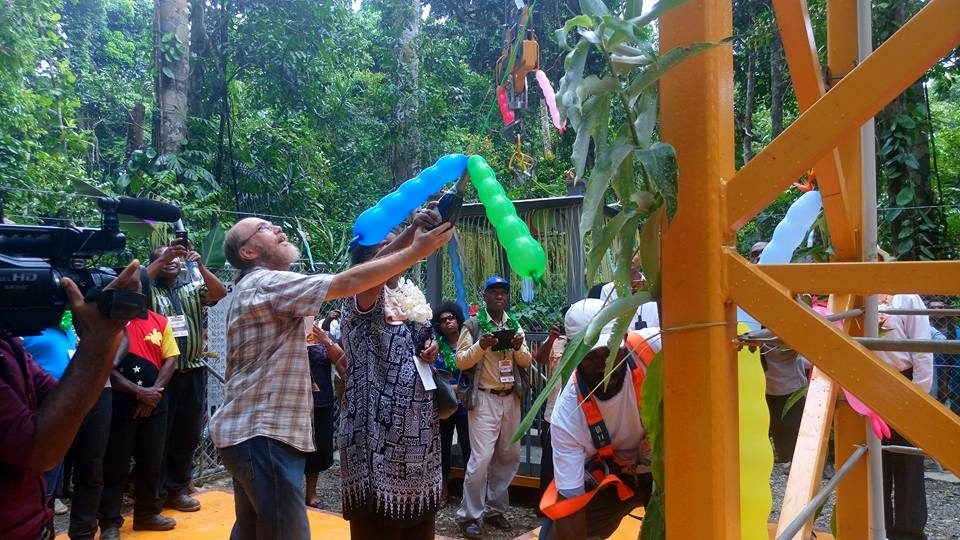 Čeští ekologové postavili v Papui-Nové Guineji jeřáb pro výzkum tropického lesa. Zprovozněn byl při velké slavnosti