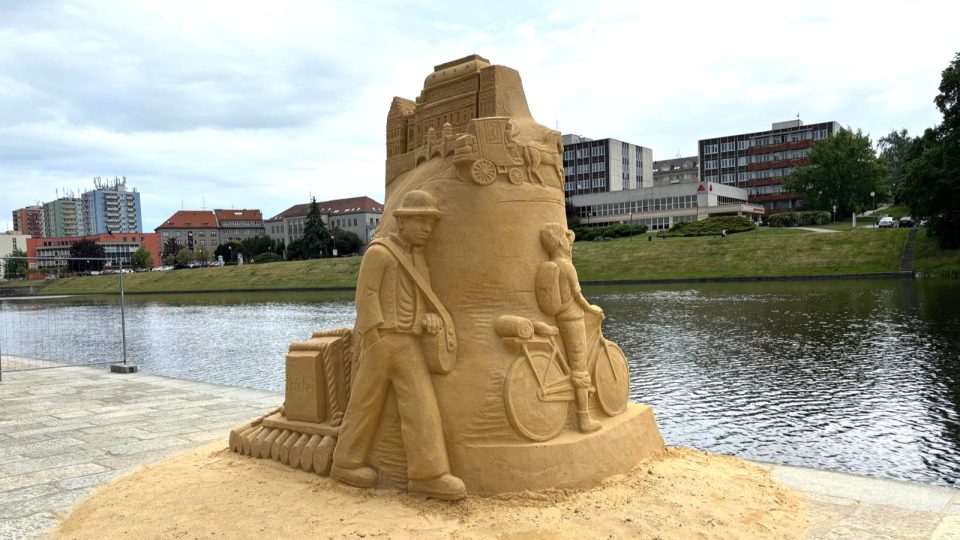 Obří sochy z Písku na náplavce v Písku. Letošním tématem je voroplavba