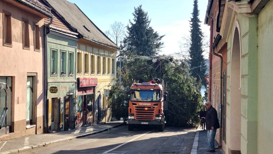 Cesta vánočního stromu na náměstí Míru v Jindřichově Hradci