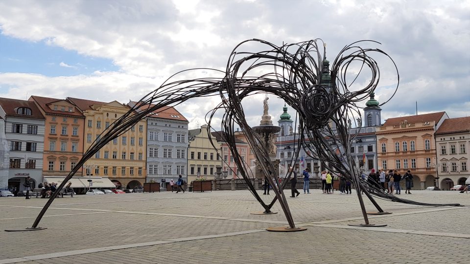 Umění ve městě v Českých Budějovicích v roce 2020. Na snímku dílo Vlákna, jehož autorem je Jan Dostál