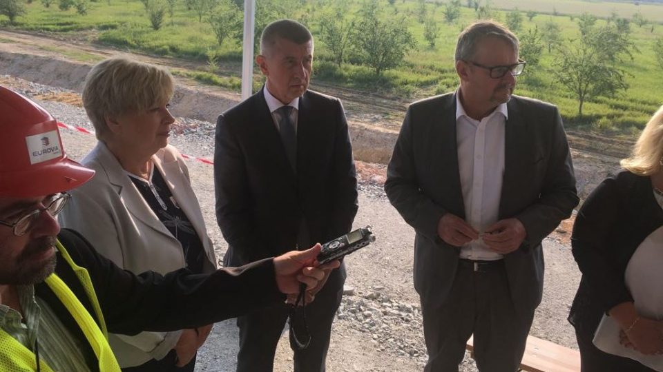 Návštěva členů vlády v čele s Andrejem Babišek začala na stavbě D3
